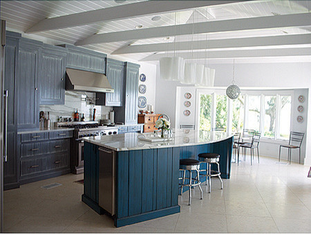 Идея дизайна: большая кухня-гостиная в стиле неоклассика (современная классика) с серыми фасадами, серым фартуком и островом