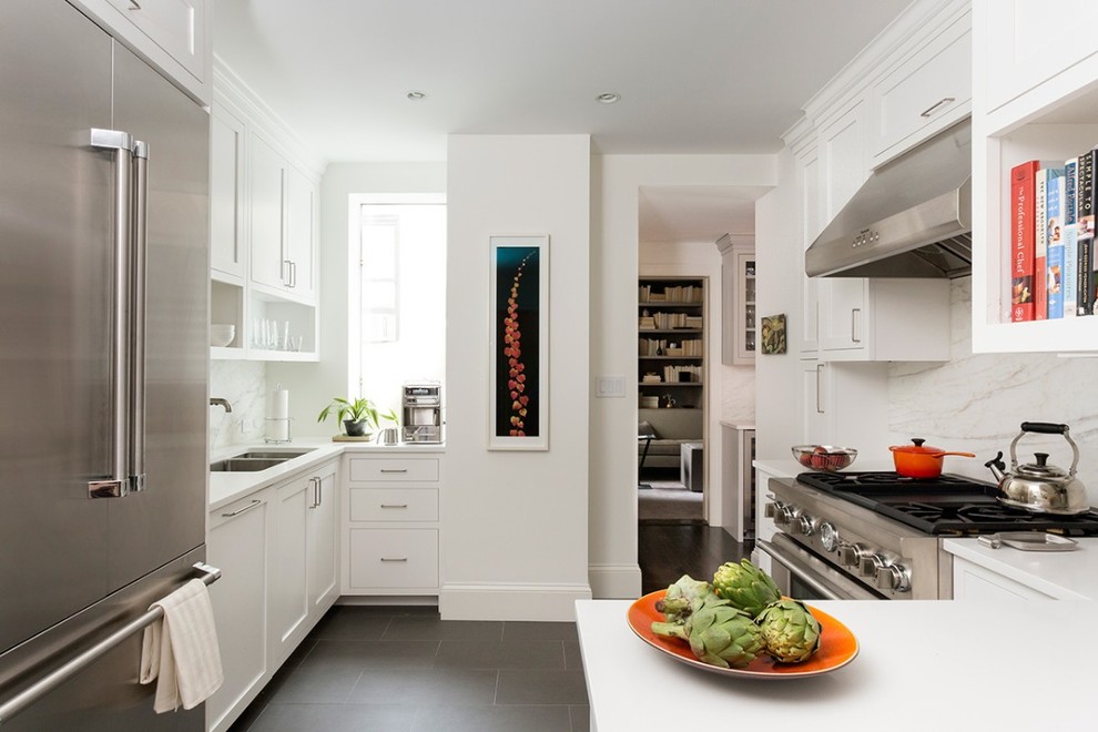 Exempel på ett avskilt klassiskt kök, med en undermonterad diskho, skåp i shakerstil, vita skåp, vitt stänkskydd och rostfria vitvaror