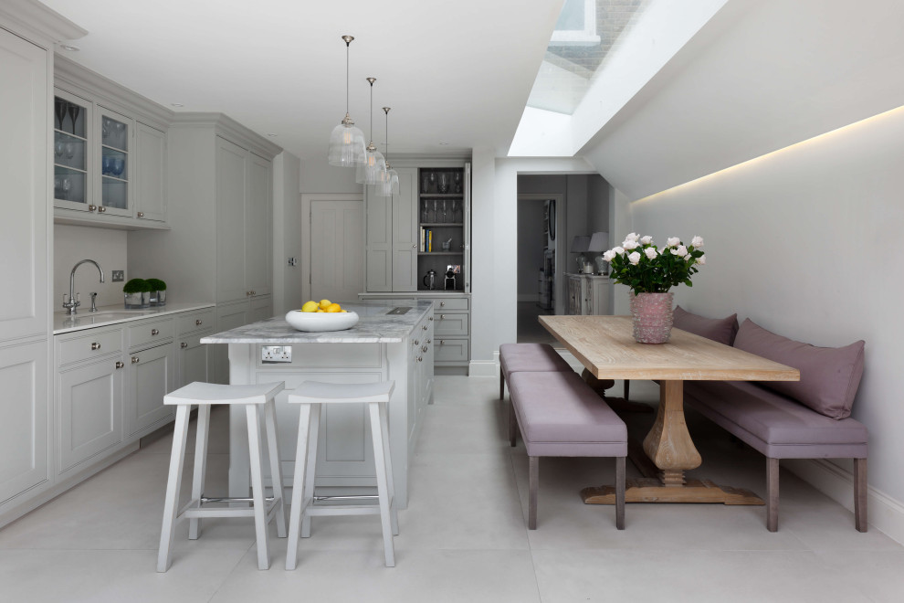 Idéer för att renovera ett stort vintage grå grått kök och matrum, med en enkel diskho, marmorbänkskiva, vitt stänkskydd, en köksö och vitt golv