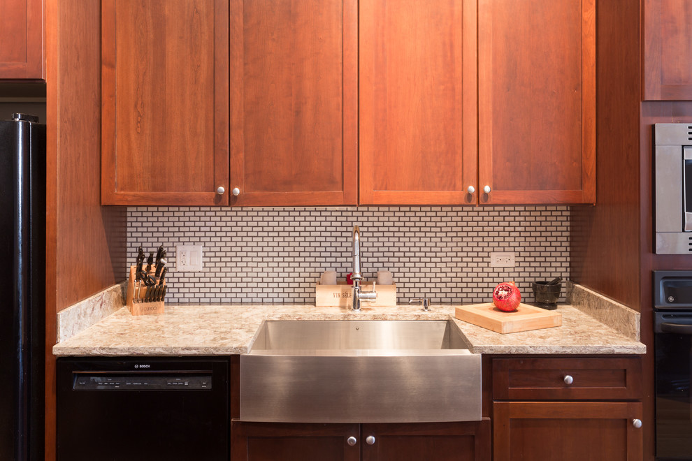 Esempio di una cucina parallela minimal di medie dimensioni e chiusa con lavello sottopiano, top in granito, paraspruzzi bianco, paraspruzzi con piastrelle di cemento e elettrodomestici in acciaio inossidabile