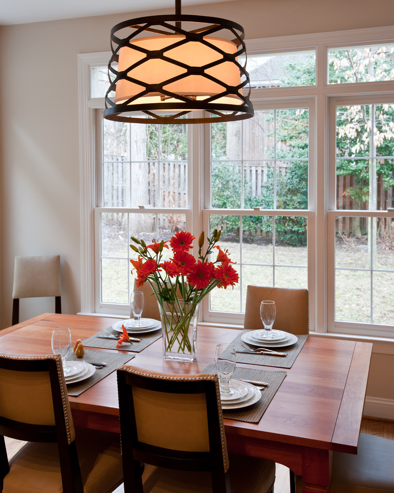 Esempio di una sala da pranzo aperta verso la cucina tradizionale di medie dimensioni con parquet chiaro