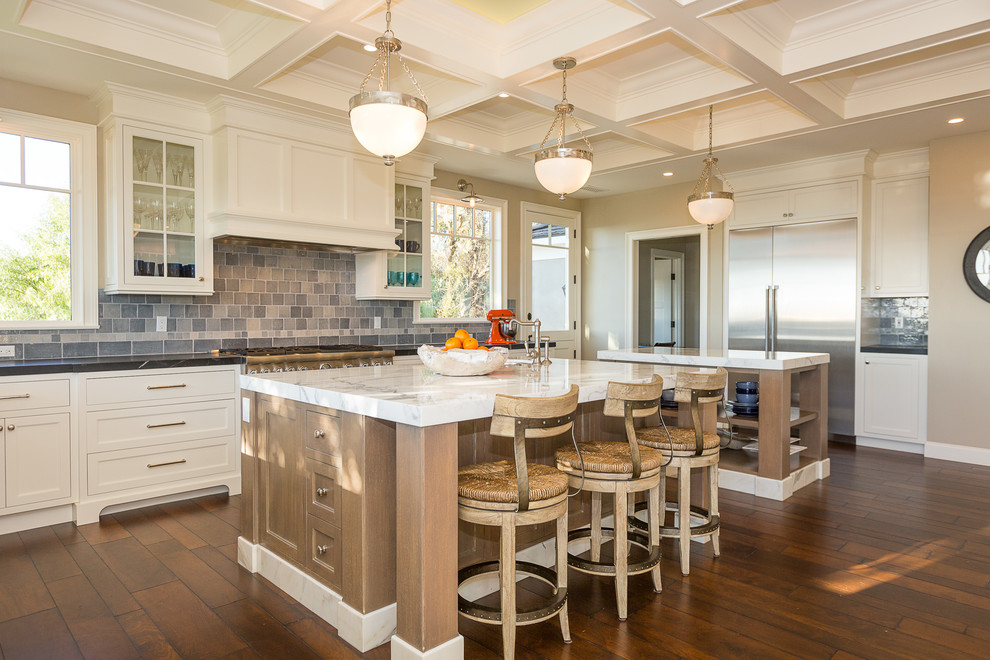 Exempel på ett mycket stort klassiskt kök, med en rustik diskho, vita skåp, marmorbänkskiva, blått stänkskydd, stänkskydd i keramik, rostfria vitvaror, mellanmörkt trägolv, flera köksöar, brunt golv och skåp i shakerstil
