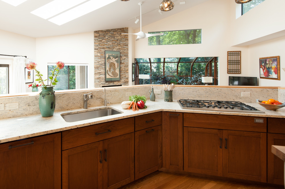 Foto di un grande cucina con isola centrale tradizionale con lavello sottopiano, ante in stile shaker, top in granito e elettrodomestici in acciaio inossidabile