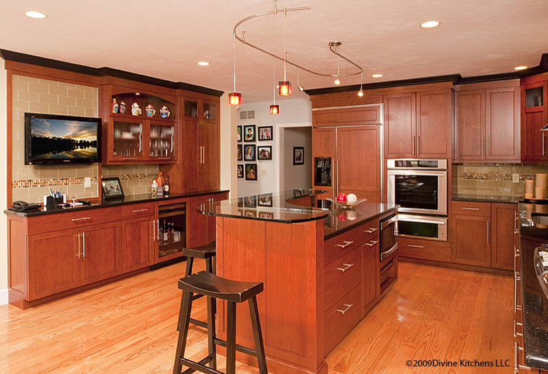 Exempel på ett stort modernt kök, med en undermonterad diskho, luckor med upphöjd panel, skåp i mörkt trä, bänkskiva i glas, flerfärgad stänkskydd, stänkskydd i mosaik, rostfria vitvaror, mellanmörkt trägolv och en köksö