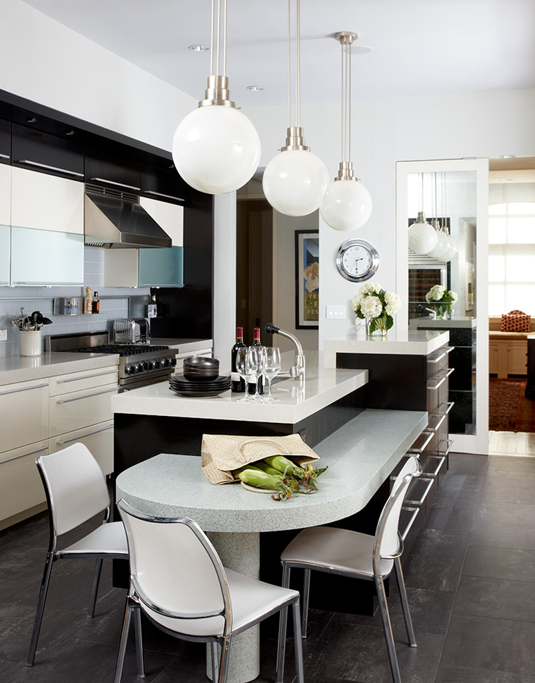 Стильный дизайн: кухня в стиле неоклассика (современная классика) с плоскими фасадами, серым фартуком, островом и черно-белыми фасадами - последний тренд