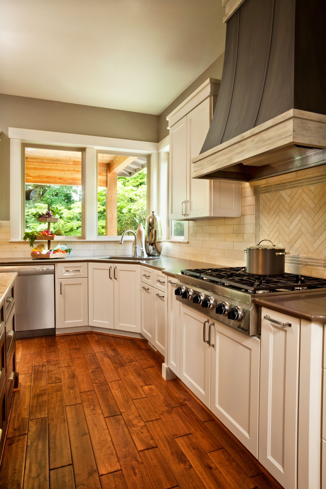 Imagen de cocina tradicional renovada con electrodomésticos de acero inoxidable y encimera de cuarzo compacto