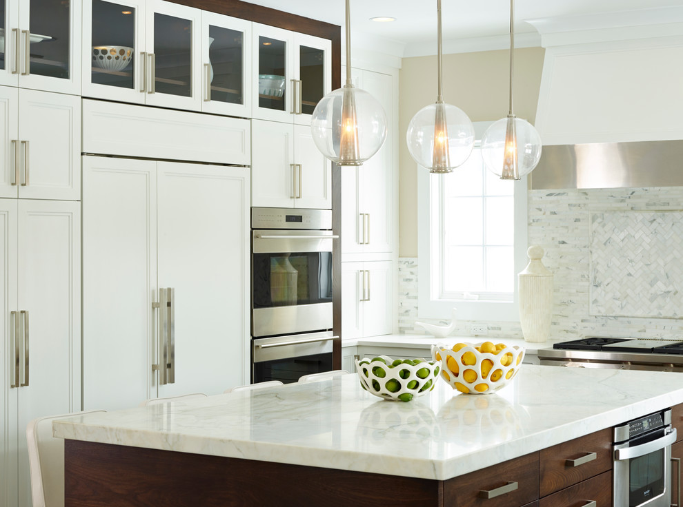 Imagen de cocina clásica renovada con armarios con paneles empotrados, puertas de armario blancas, salpicadero multicolor, una isla y electrodomésticos con paneles
