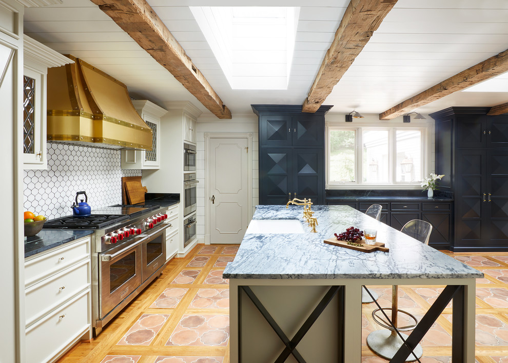 ナッシュビルにある高級な中くらいなエクレクティックスタイルのおしゃれなキッチン (落し込みパネル扉のキャビネット、青いキャビネット、白いキッチンパネル、パネルと同色の調理設備、テラコッタタイルの床、オレンジの床、アンダーカウンターシンク、珪岩カウンター、セラミックタイルのキッチンパネル) の写真