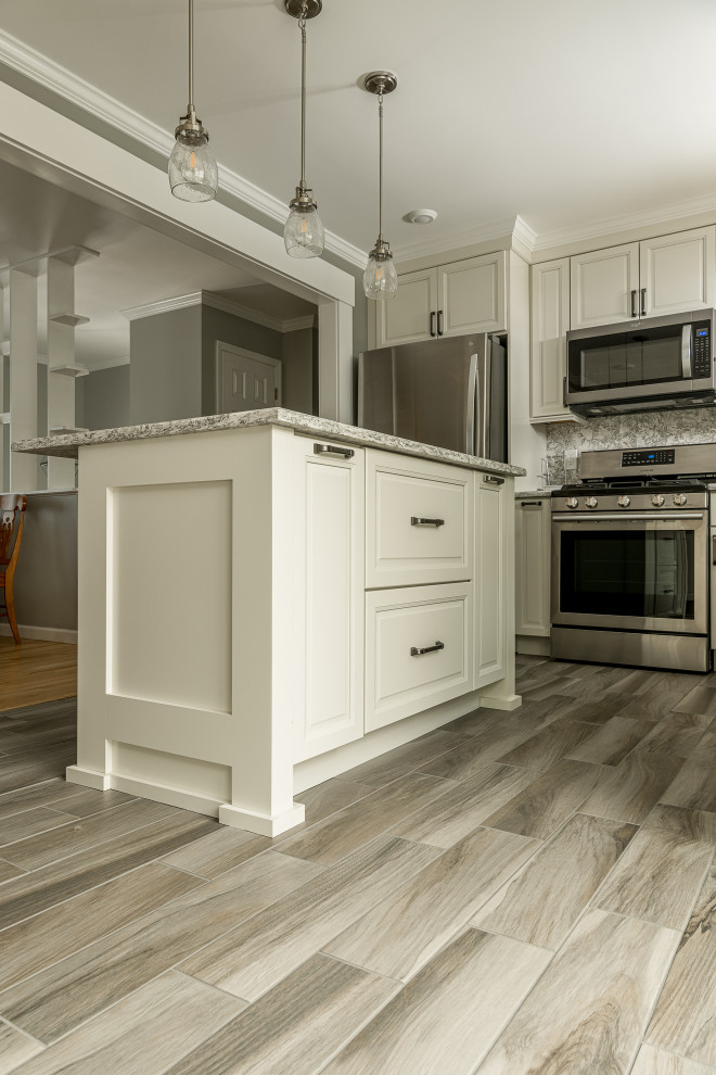 Idéer för ett mellanstort klassiskt flerfärgad kök, med en undermonterad diskho, luckor med upphöjd panel, beige skåp, bänkskiva i kvarts, flerfärgad stänkskydd, rostfria vitvaror, klinkergolv i porslin, en köksö och flerfärgat golv
