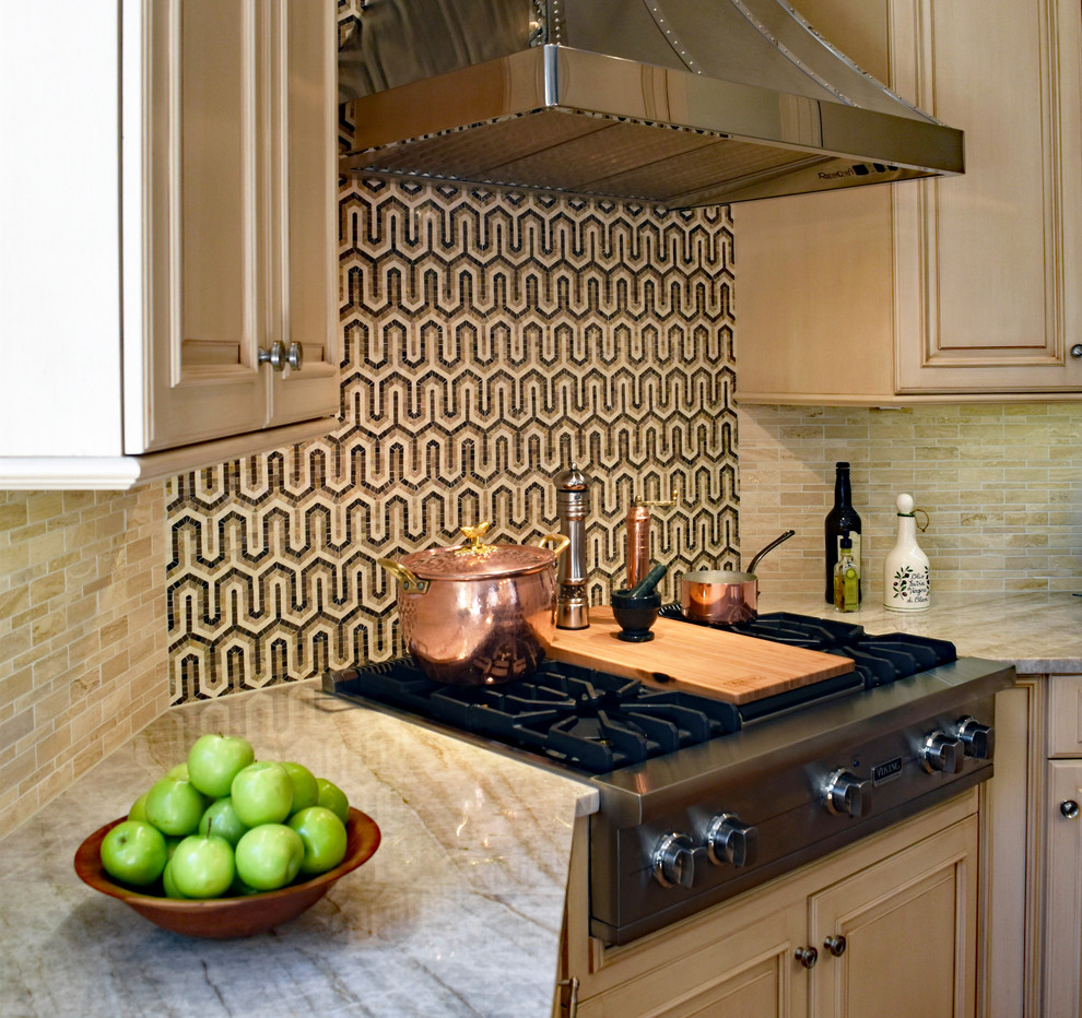 Foto di un cucina con isola centrale classico di medie dimensioni con top in quarzite, paraspruzzi multicolore, paraspruzzi con piastrelle a mosaico e elettrodomestici in acciaio inossidabile