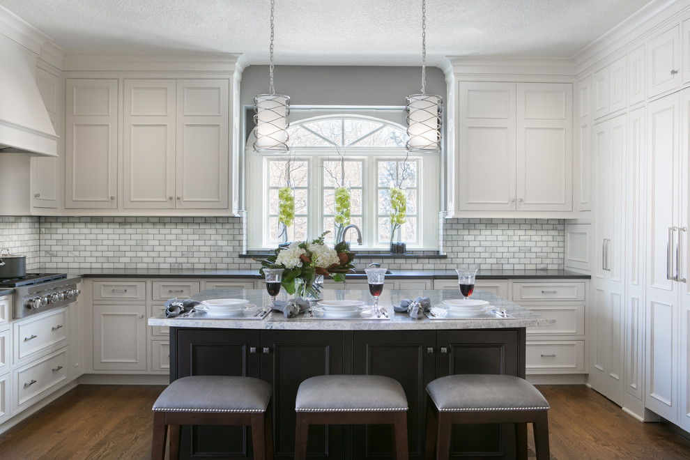 Exempel på ett stort klassiskt grå grått u-kök, med en undermonterad diskho, luckor med profilerade fronter, vita skåp, bänkskiva i kvarts, grått stänkskydd, stänkskydd i marmor, rostfria vitvaror, mellanmörkt trägolv och en köksö