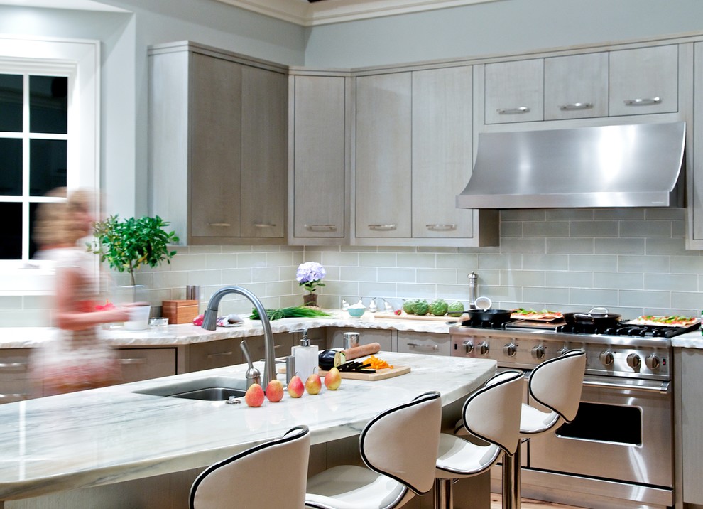 Foto di una cucina classica con lavello sottopiano, ante lisce, ante grigie, paraspruzzi grigio, paraspruzzi con piastrelle diamantate e elettrodomestici in acciaio inossidabile