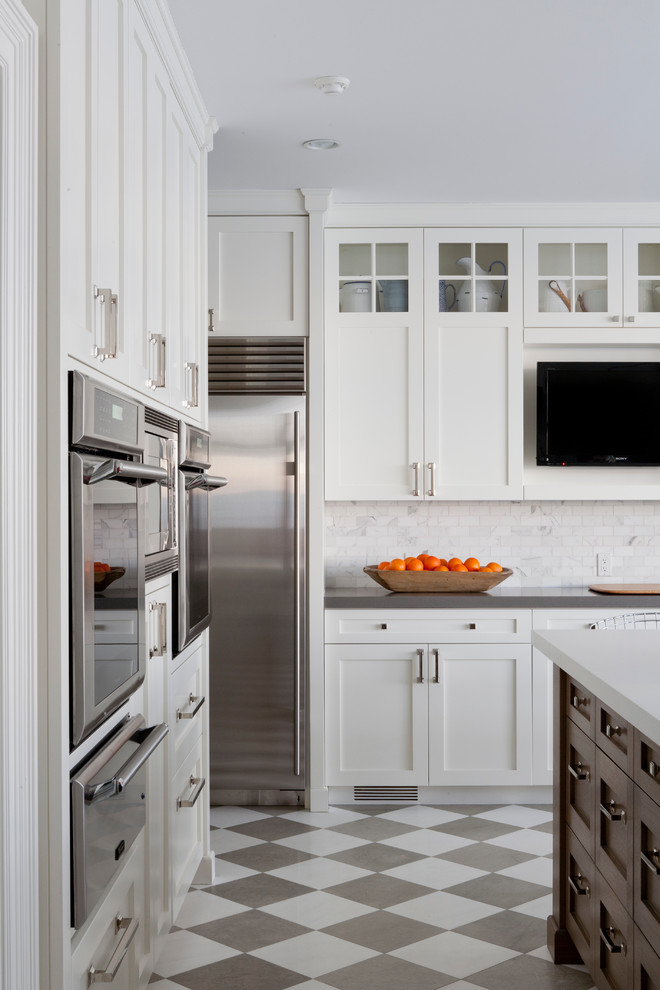 Klassische Küche mit Küchengeräten aus Edelstahl, Schrankfronten im Shaker-Stil und weißen Schränken in New York