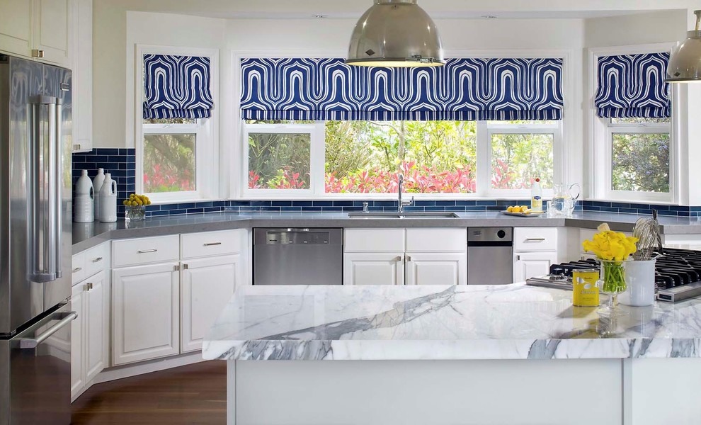 Foto di una cucina classica con ante con bugna sagomata, ante bianche, paraspruzzi blu, paraspruzzi con piastrelle diamantate e elettrodomestici in acciaio inossidabile
