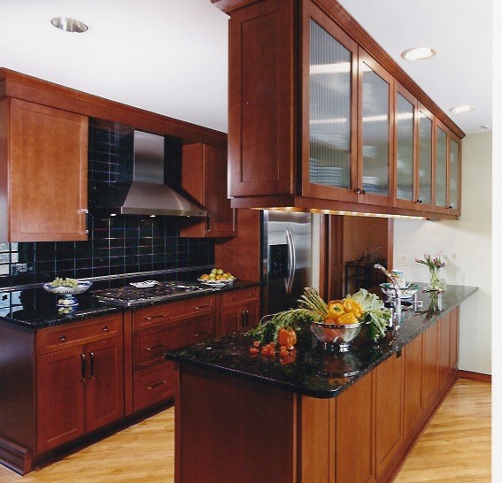 This is an example of a medium sized traditional kitchen in Chicago.