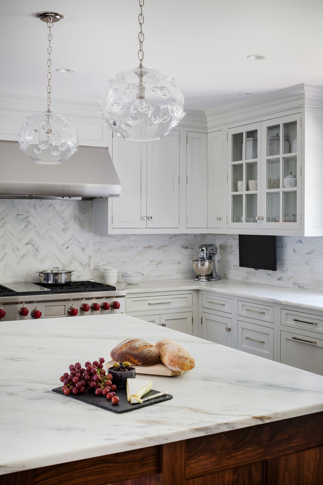 Klassische Küche mit Schrankfronten im Shaker-Stil, weißen Schränken, Küchenrückwand in Weiß, Küchengeräten aus Edelstahl und Kücheninsel in Sonstige