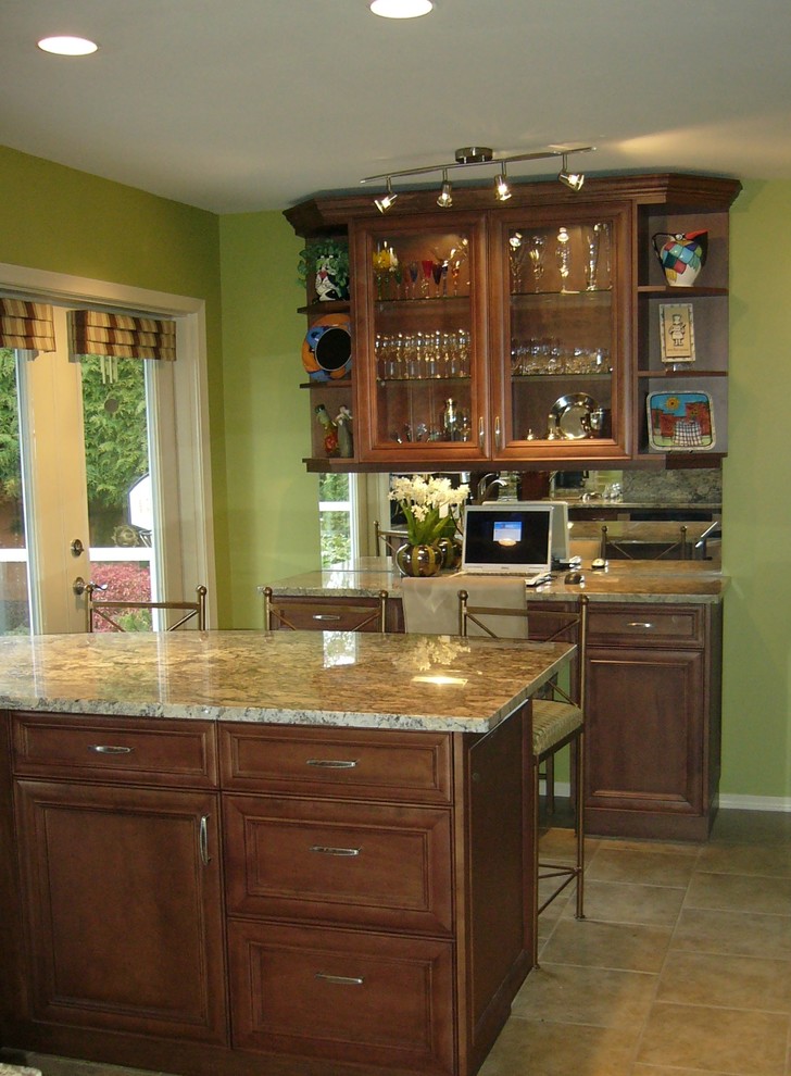Exempel på ett avskilt, mellanstort klassiskt u-kök, med skåp i shakerstil, skåp i mörkt trä, granitbänkskiva, spegel som stänkskydd, klinkergolv i porslin och en halv köksö