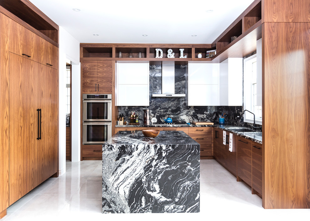 Idee per una cucina minimal con lavello sottopiano, ante lisce, ante in legno scuro, paraspruzzi nero, pavimento bianco e top nero
