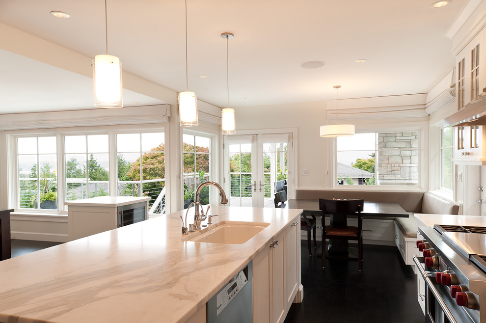 Exempel på ett mellanstort klassiskt kök, med rostfria vitvaror, marmorbänkskiva, en undermonterad diskho, skåp i shakerstil, stänkskydd i sten, mörkt trägolv och en köksö