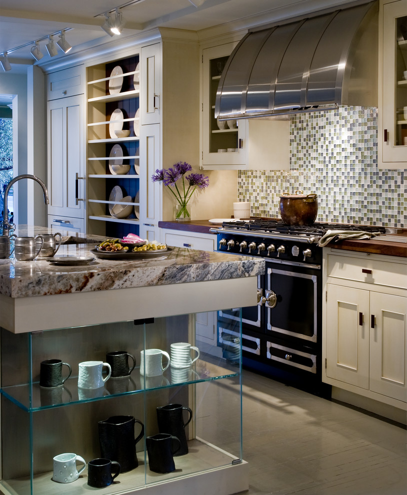 Diseño de cocina tradicional renovada con armarios con rebordes decorativos, puertas de armario beige, salpicadero multicolor, salpicadero con mosaicos de azulejos y electrodomésticos negros