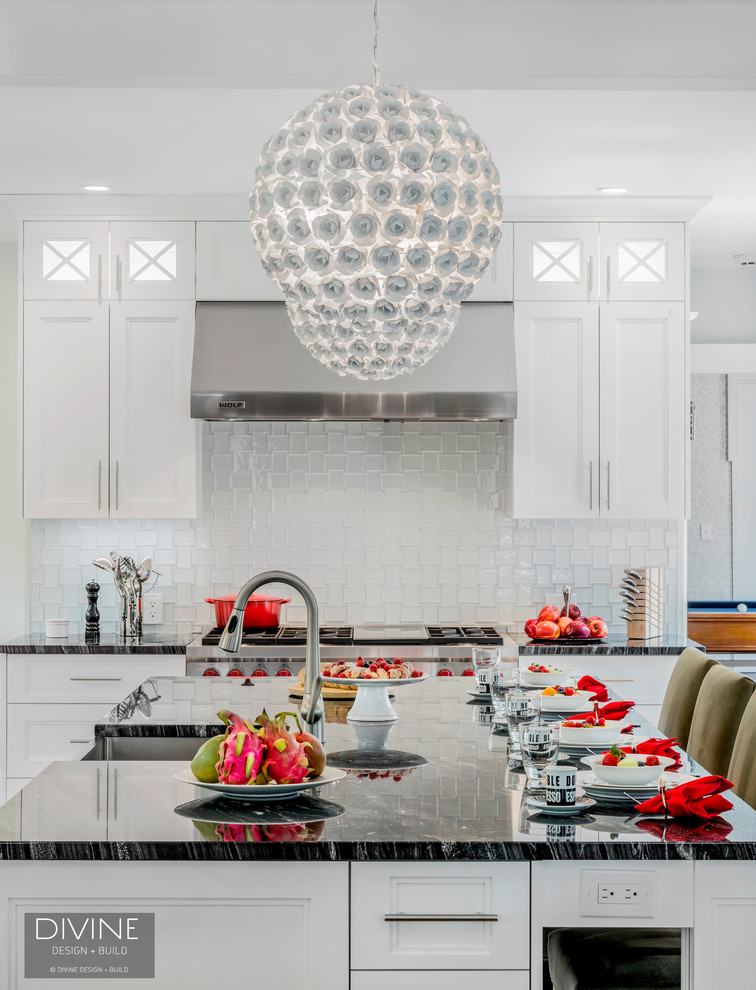 Foto de cocina comedor tradicional renovada de tamaño medio con fregadero sobremueble, armarios estilo shaker, puertas de armario blancas, encimera de cuarcita, salpicadero blanco, salpicadero de azulejos de vidrio, electrodomésticos de acero inoxidable, suelo de madera clara, una isla y suelo beige