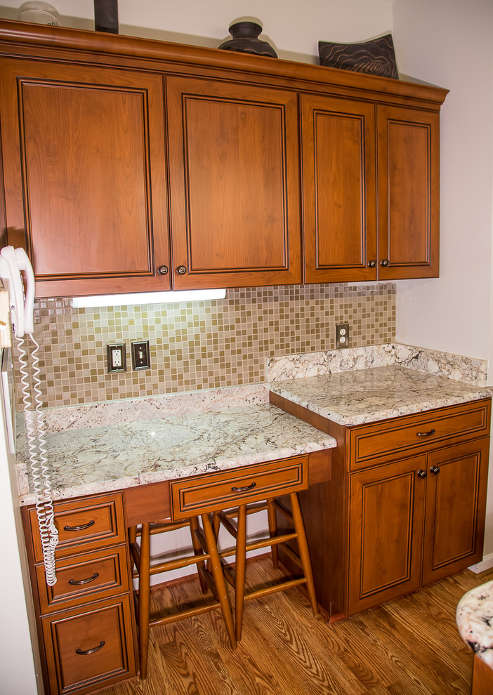 Foto på ett vintage l-kök, med en dubbel diskho, luckor med infälld panel, skåp i mellenmörkt trä, beige stänkskydd, rostfria vitvaror, mellanmörkt trägolv och en köksö