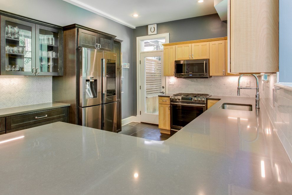 Exempel på ett mellanstort klassiskt kök, med en undermonterad diskho, luckor med infälld panel, bänkskiva i kvarts, rostfria vitvaror och en halv köksö