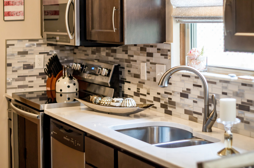 Foto di una cucina chic di medie dimensioni con lavello sottopiano, ante in legno bruno, top in quarzo composito e paraspruzzi con piastrelle a mosaico