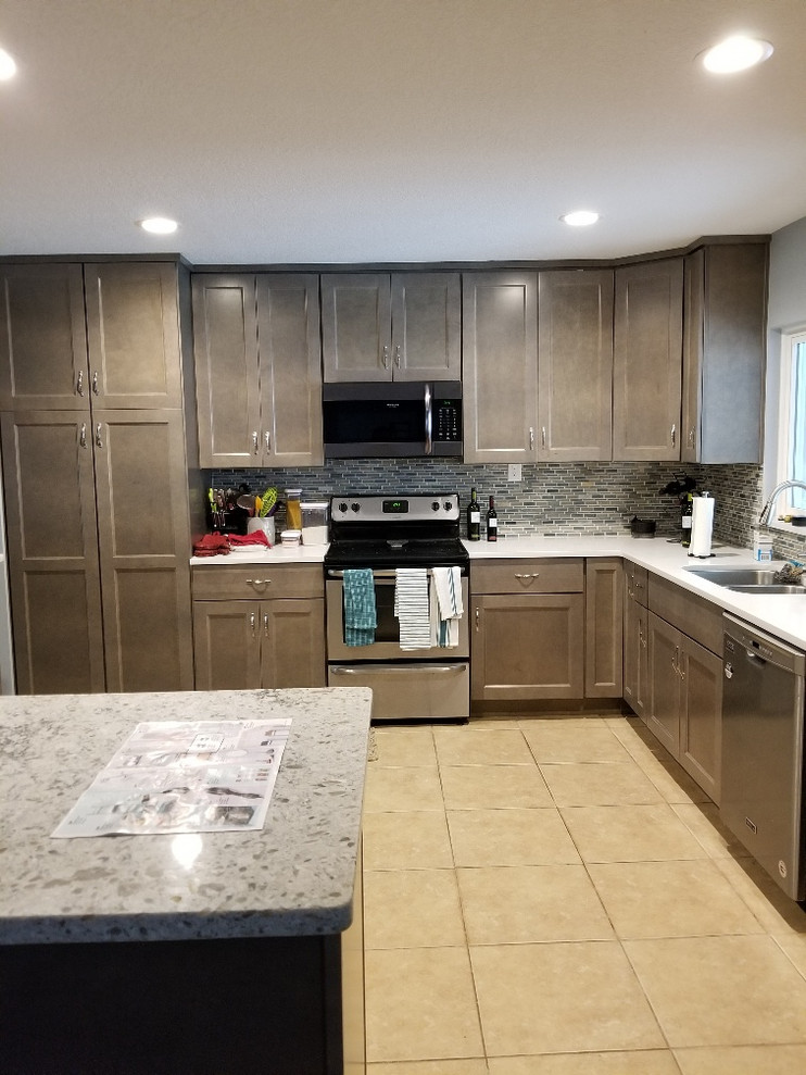 Mid-sized transitional l-shaped eat-in kitchen photo in Orlando with an island