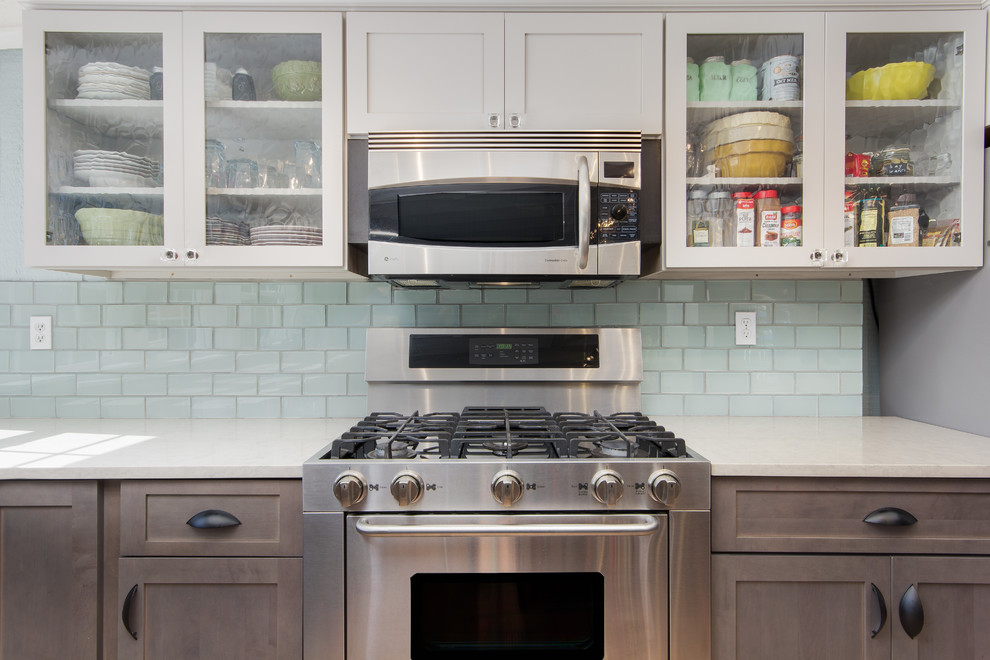 Example of a mid-sized transitional l-shaped eat-in kitchen design in Miami with quartz countertops, subway tile backsplash and an island