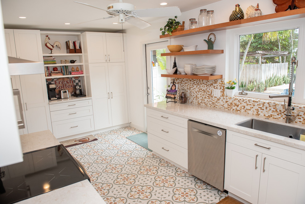 Zweizeilige, Mittelgroße Klassische Küche mit Vorratsschrank, Unterbauwaschbecken, weißen Schränken, Granit-Arbeitsplatte, Küchengeräten aus Edelstahl und Keramikboden in Miami