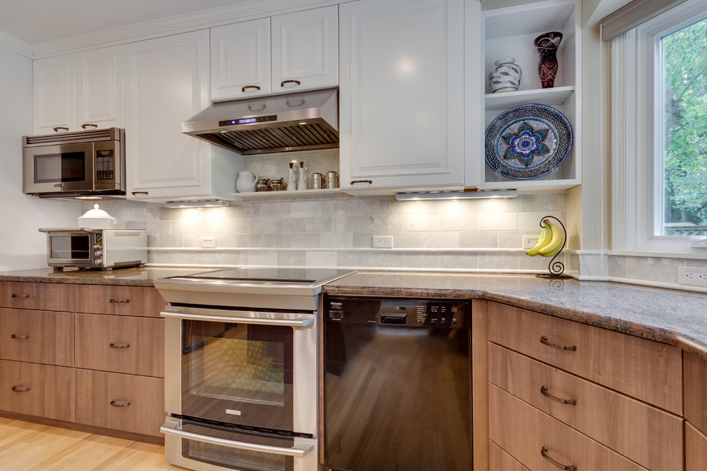 Imagen de cocina clásica renovada con fregadero bajoencimera, encimera de granito, electrodomésticos de acero inoxidable, suelo de madera clara y una isla
