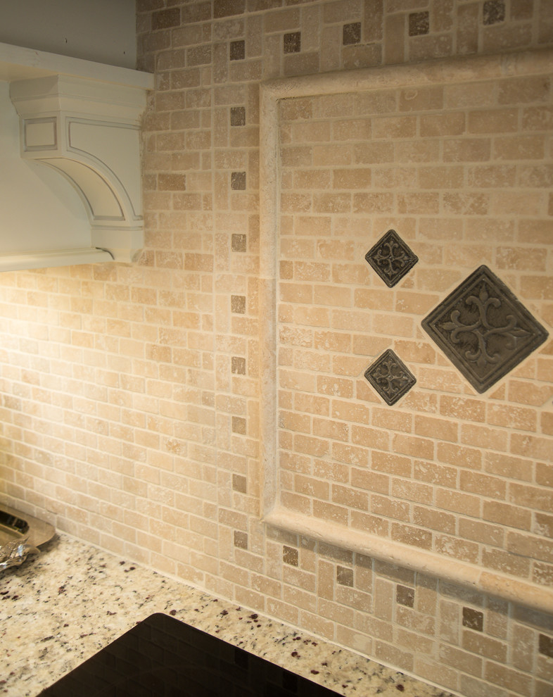 Lantlig inredning av ett stort u-kök, med en undermonterad diskho, luckor med infälld panel, granitbänkskiva, rostfria vitvaror, mellanmörkt trägolv och en halv köksö