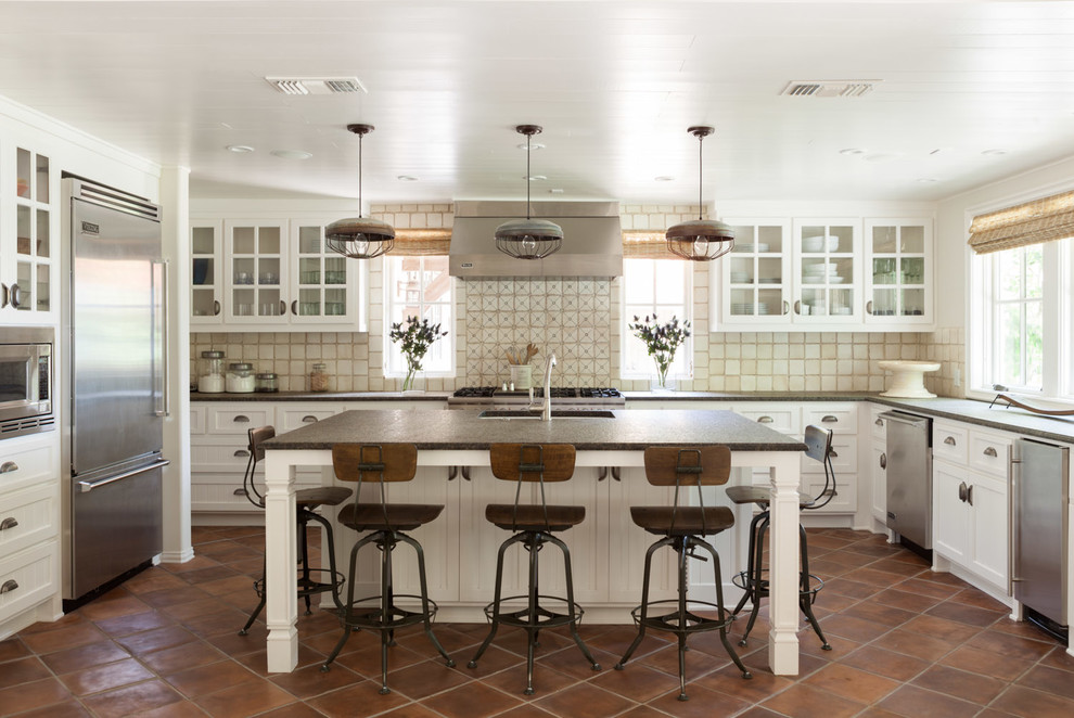 Klassische Küche in U-Form mit Schrankfronten mit vertiefter Füllung, weißen Schränken, Küchenrückwand in Beige und Küchengeräten aus Edelstahl in Dallas
