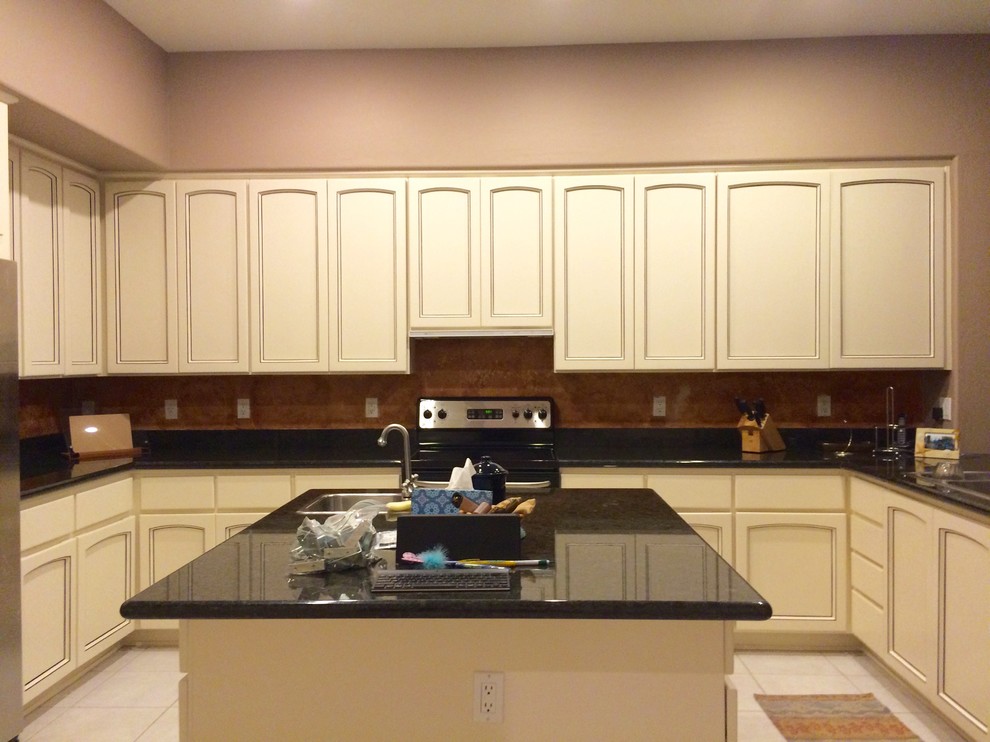 Esempio di una grande cucina classica con ante con riquadro incassato, ante bianche, top in granito e paraspruzzi a effetto metallico