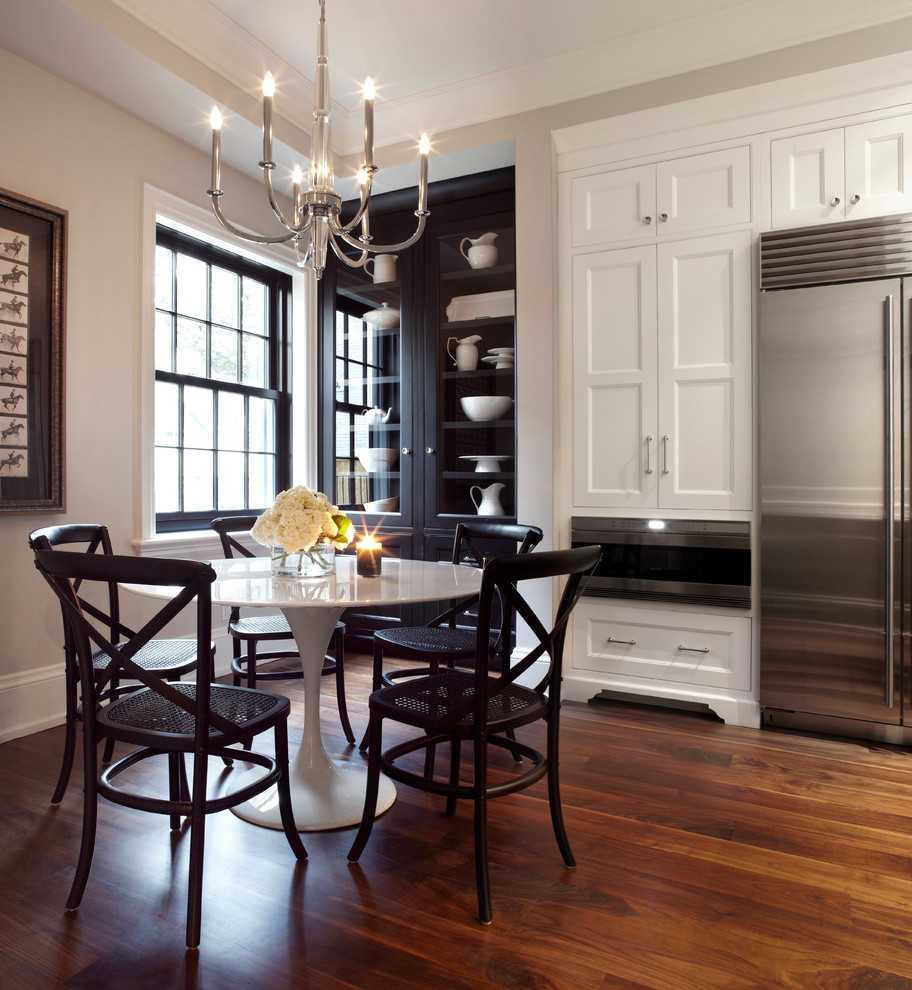 Ejemplo de cocina clásica renovada con armarios con paneles empotrados, puertas de armario blancas, electrodomésticos de acero inoxidable y suelo marrón