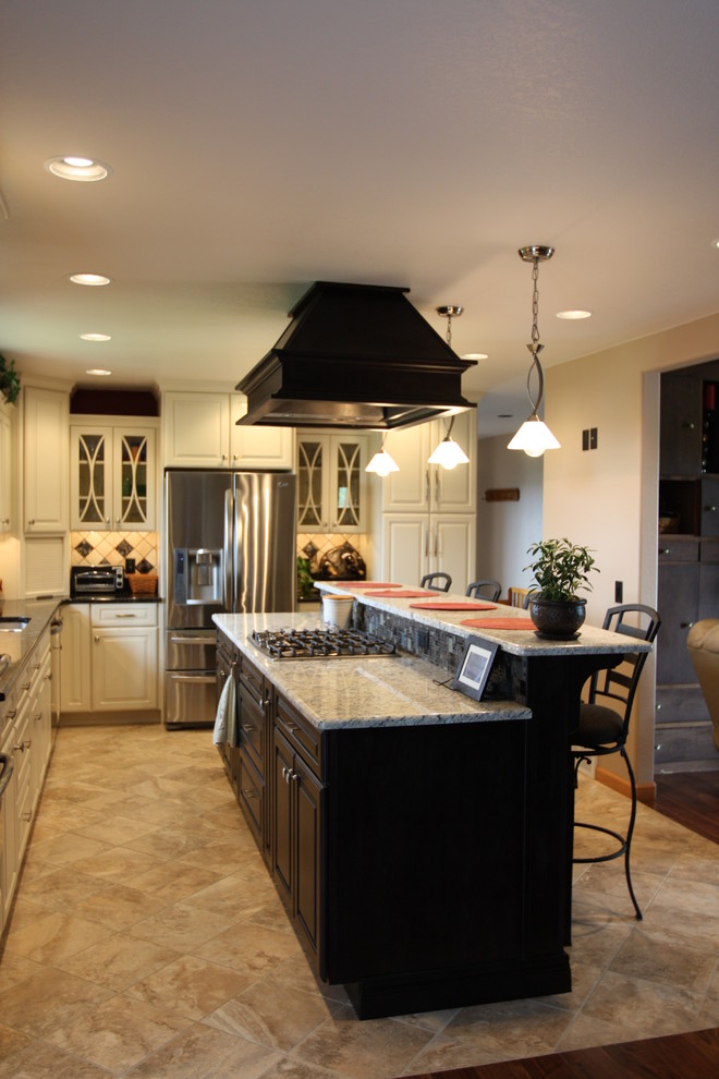 Exempel på ett kök, med en rustik diskho, öppna hyllor, vita skåp, bänkskiva i kvarts, vitt stänkskydd, rostfria vitvaror, klinkergolv i keramik och en köksö
