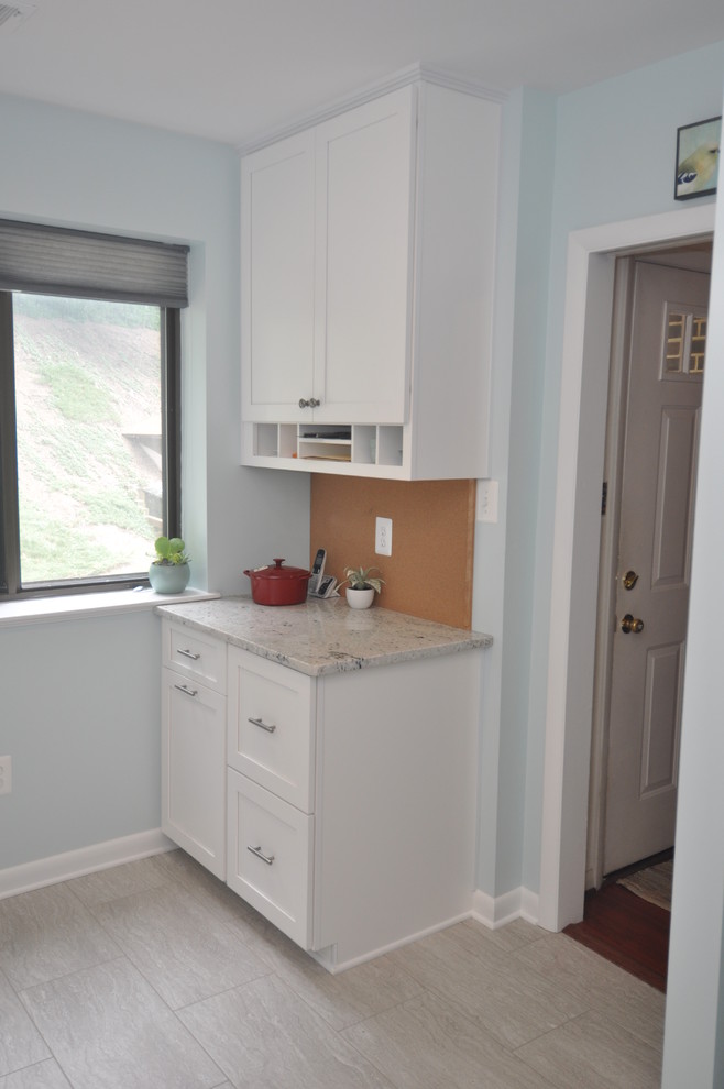 Modelo de cocina tradicional renovada de tamaño medio con puertas de armario blancas, encimera de granito y salpicadero de azulejos tipo metro