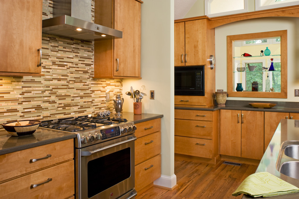Idéer för att renovera ett stort funkis kök, med släta luckor, skåp i ljust trä, bänkskiva i kvarts, flerfärgad stänkskydd, stänkskydd i stickkakel, rostfria vitvaror, mellanmörkt trägolv, en köksö och brunt golv