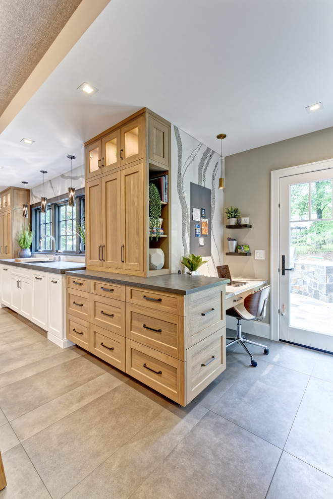 Exempel på ett stort klassiskt grå grått kök, med en undermonterad diskho, skåp i shakerstil, bänkskiva i kvarts, stänkskydd i sten, integrerade vitvaror, klinkergolv i porslin, flera köksöar, skåp i ljust trä, flerfärgad stänkskydd och grått golv