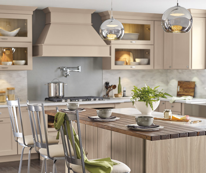 Immagine di una cucina classica con paraspruzzi grigio, pavimento in gres porcellanato, pavimento marrone e top beige