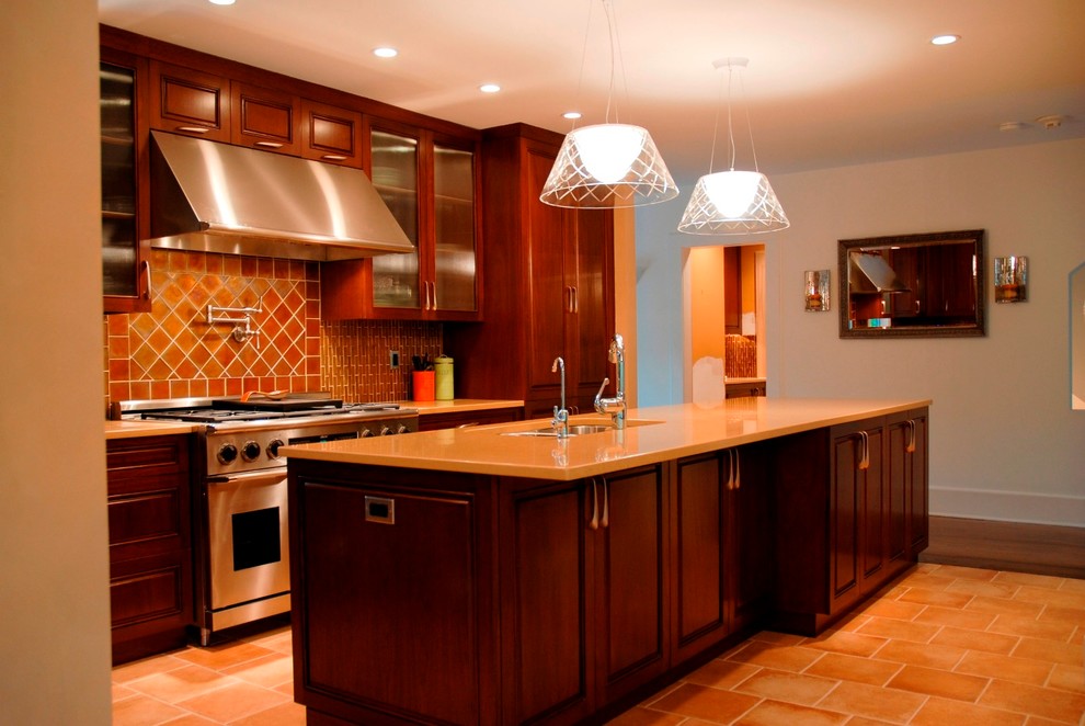 Klassische Küche mit Rückwand aus Glasfliesen und Porzellan-Bodenfliesen in New York