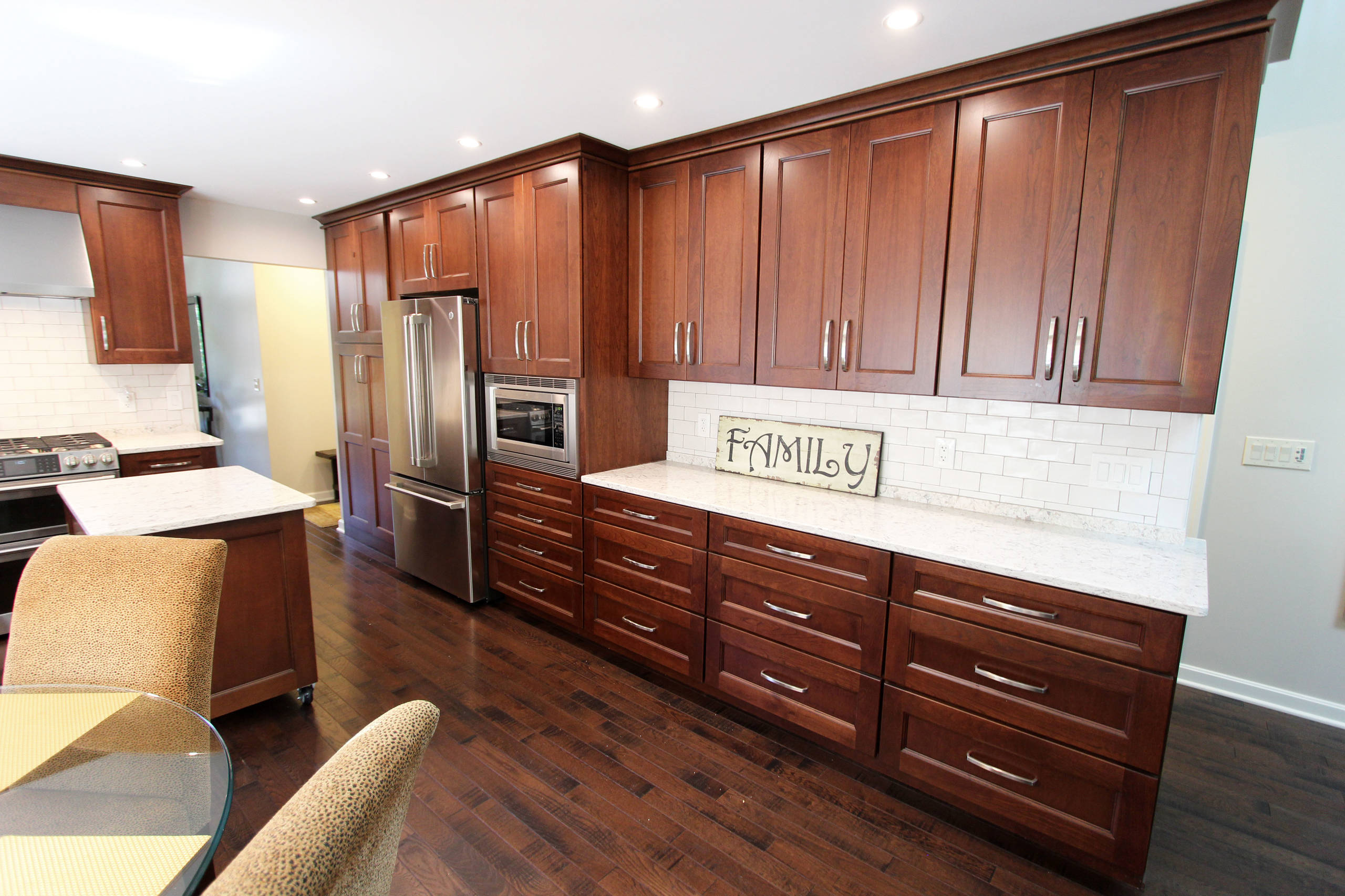 What Color Quartz Countertops Go With Cherry Cabinets