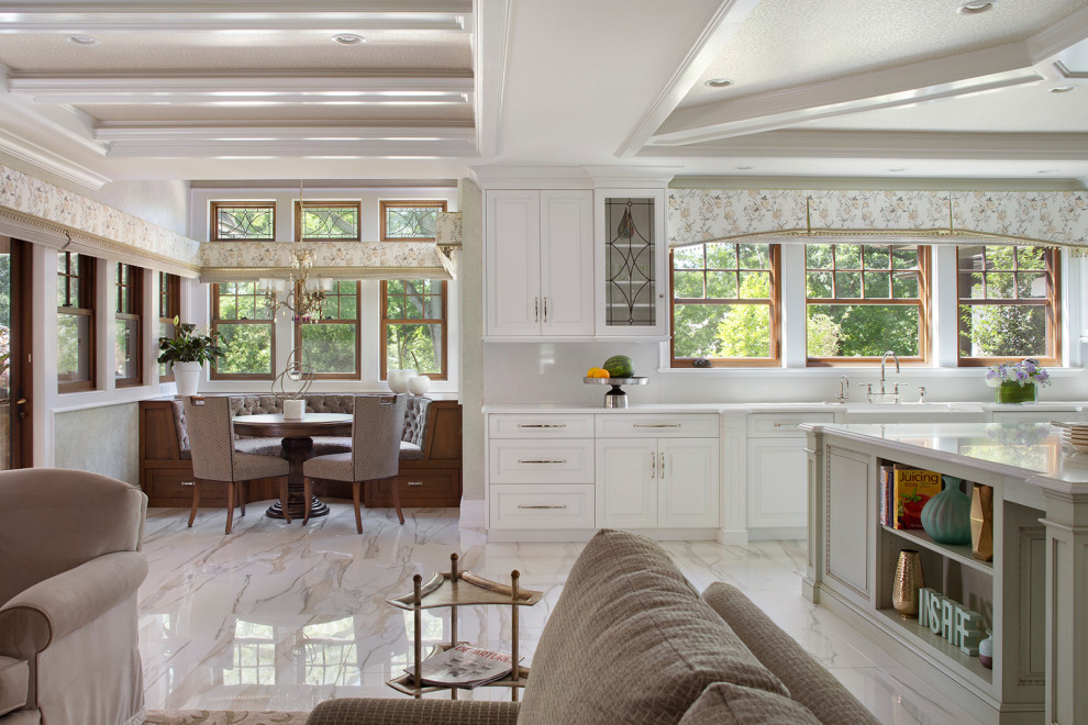 Exempel på ett stort klassiskt vit vitt kök, med en rustik diskho, luckor med upphöjd panel, vita skåp, bänkskiva i kvartsit, vitt stänkskydd, stänkskydd i sten, rostfria vitvaror, klinkergolv i keramik, en köksö och vitt golv