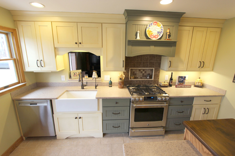Bild på ett mellanstort vintage kök och matrum, med en rustik diskho, luckor med infälld panel, gröna skåp, bänkskiva i koppar, brunt stänkskydd, stänkskydd i porslinskakel, rostfria vitvaror, klinkergolv i porslin och en köksö