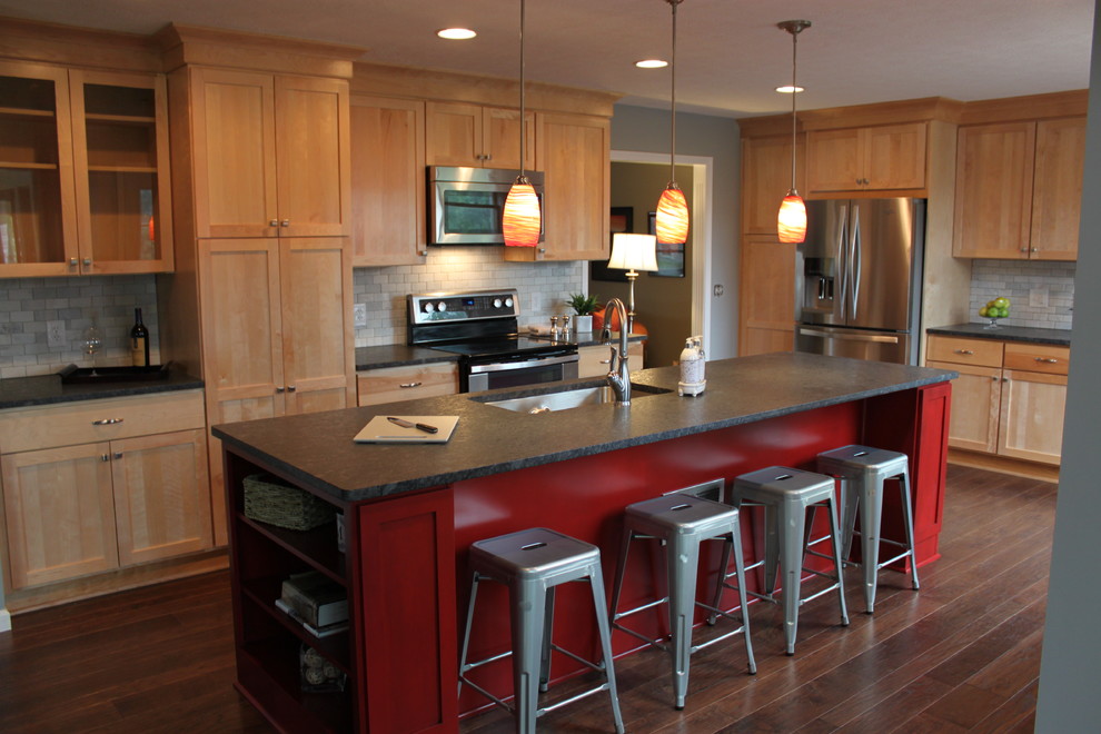 Example of a large transitional l-shaped eat-in kitchen design in Indianapolis with an undermount sink, shaker cabinets, red cabinets, granite countertops, gray backsplash, stone tile backsplash, stainless steel appliances and an island