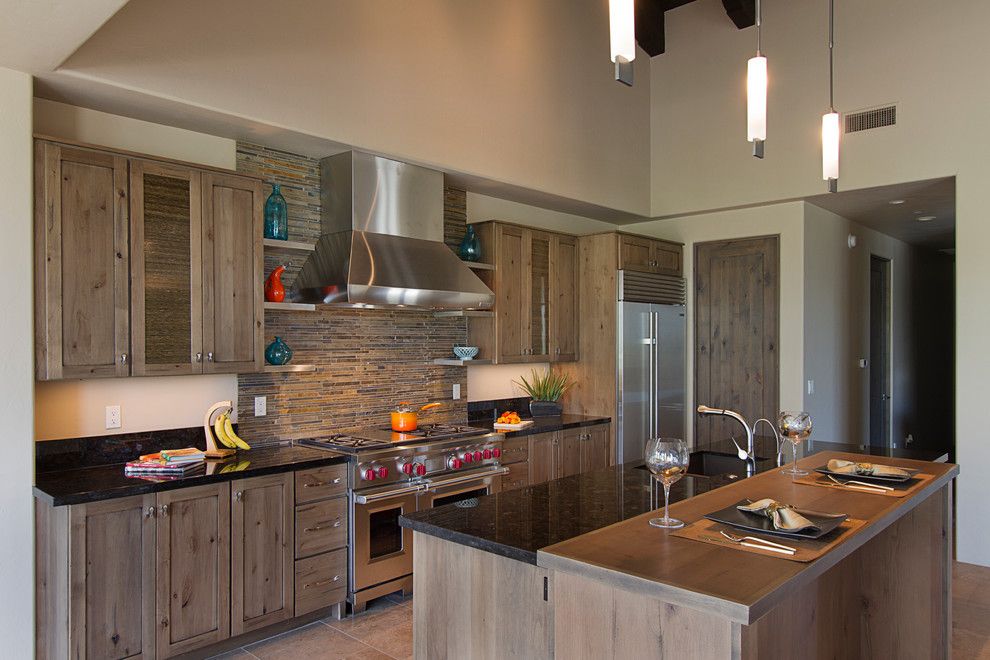 Zweizeilige Klassische Küche mit Küchengeräten aus Edelstahl, Granit-Arbeitsplatte, Schrankfronten im Shaker-Stil, hellbraunen Holzschränken und Rückwand aus Schiefer in Phoenix