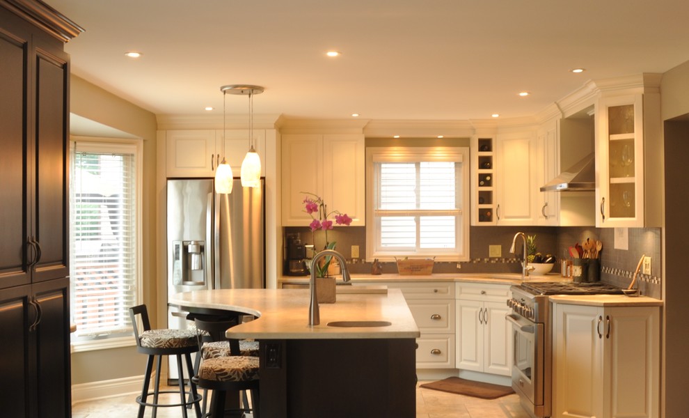 Exempel på ett stort klassiskt kök, med en undermonterad diskho, luckor med upphöjd panel, skåp i mörkt trä, rostfria vitvaror, klinkergolv i keramik och en köksö