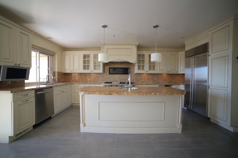 Foto di un cucina con isola centrale chic con paraspruzzi multicolore, paraspruzzi in marmo, elettrodomestici in acciaio inossidabile, pavimento in cementine e pavimento grigio