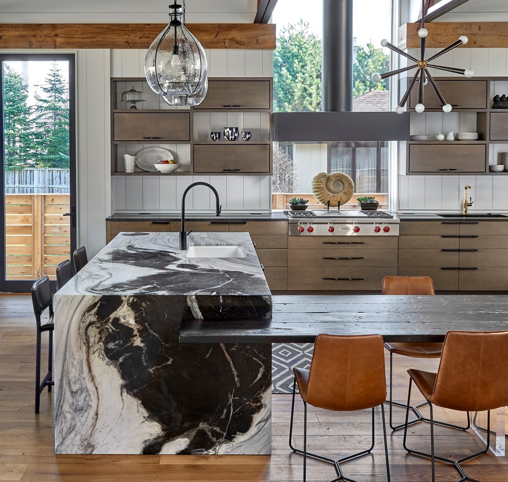Klassische Küche mit Granit-Arbeitsplatte und braunem Holzboden in Chicago